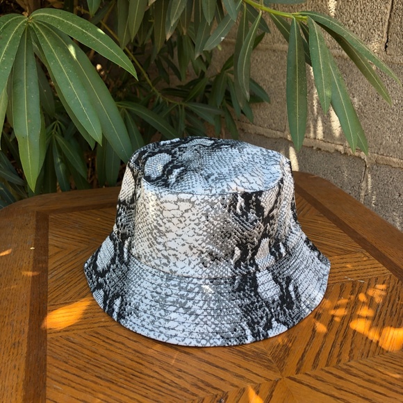 SALE 🚨 Snakeskin Reversible Cotton Bucket Hat - Picture 6 of 7